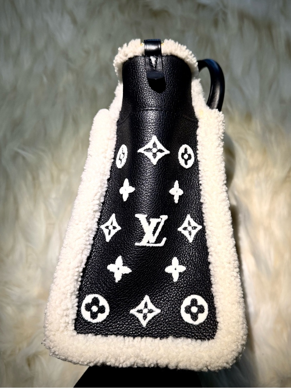 Louis Vuitton Black Grained Calfskin & White Shearling Monogram On My Side MM - Picture 3 of 3